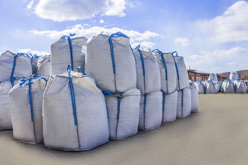Comparing bulk vs bagged cement for mid-scale construction projects -image