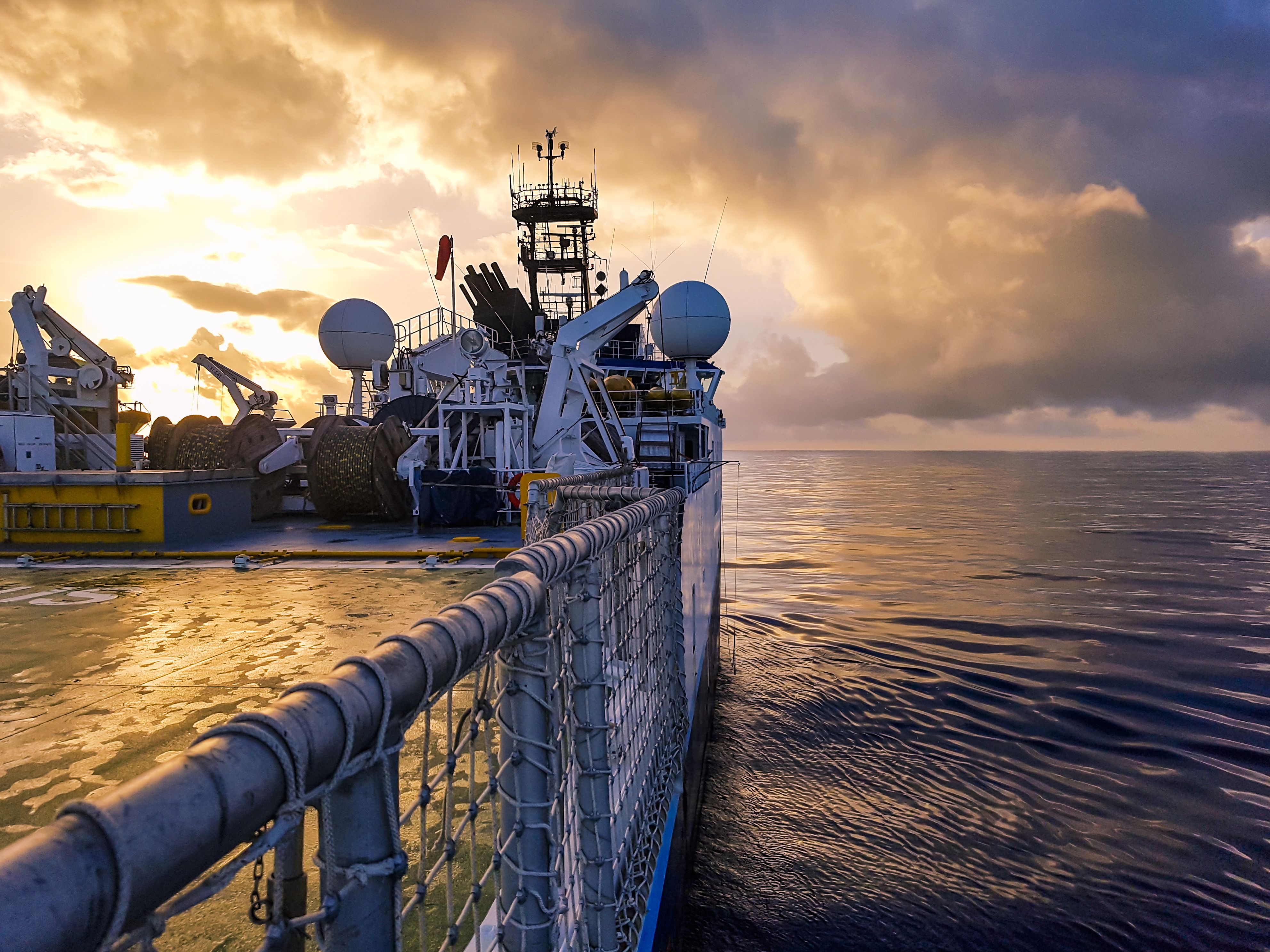 The benefits and challenges of using stainless steel in marine environments-image