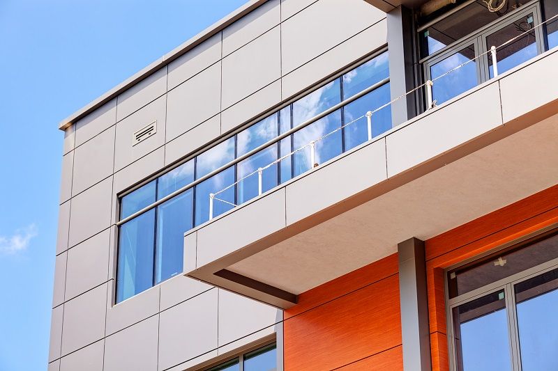 What are the structural loads that affect steel frame buildings-image