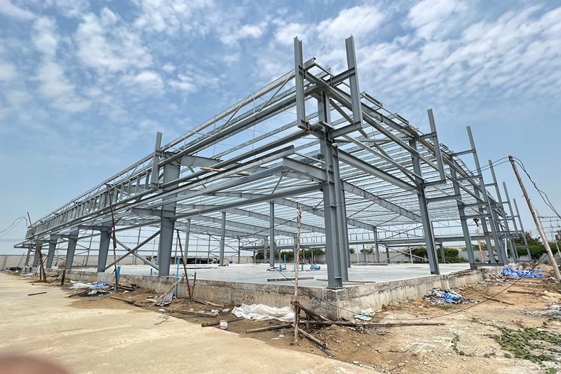 What are the advantages of steel in seismic-resistant industrial construction?-image