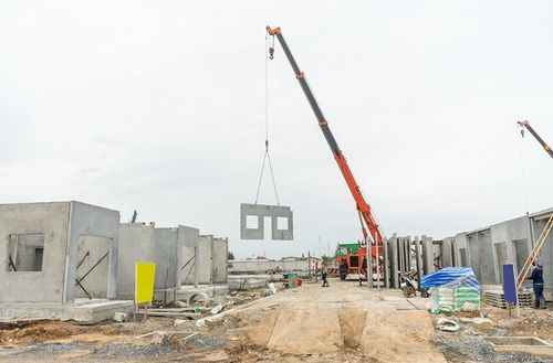 Building_structure_made_with_prefabrication_system_with_steel_roof_frame