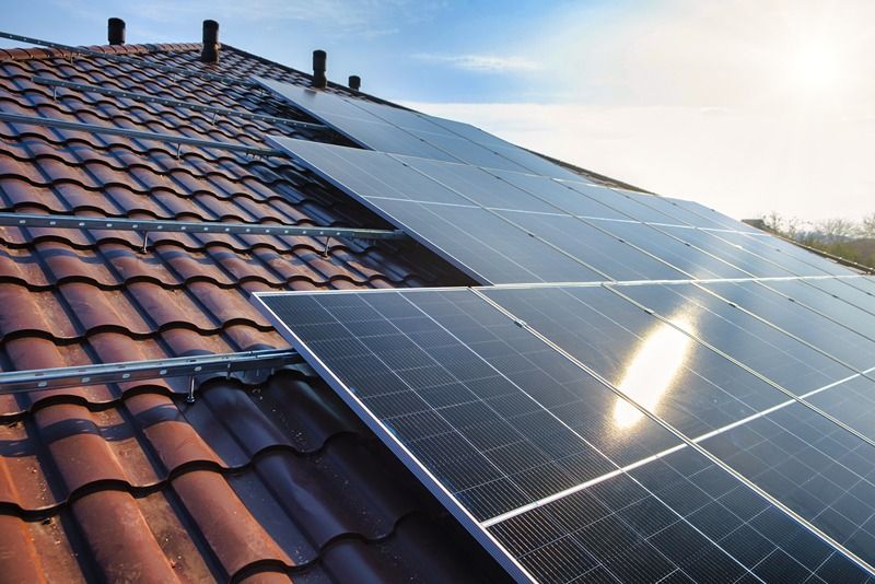 Tips for properly mounting solar panels with steel rails-image